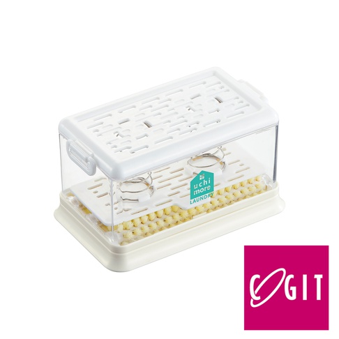 標準款多功能免沾手泡沫洗衣皂盒刷，由透明塑膠盒身、白色帶有透氣孔的頂蓋和底座構成，盒內裝有黃色刷毛和兩個金屬掛環。