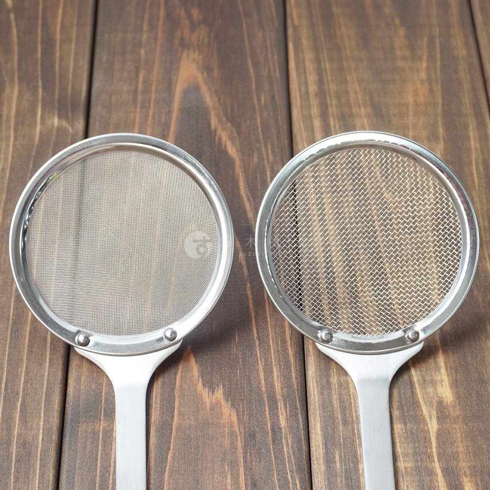 兩個不鏽鋼萬用撈油勺，圓形濾網，銀色，帶有扁平手柄。