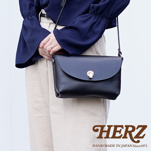 黑色皮革迷你單肩手袋，附金色旋轉鎖扣。