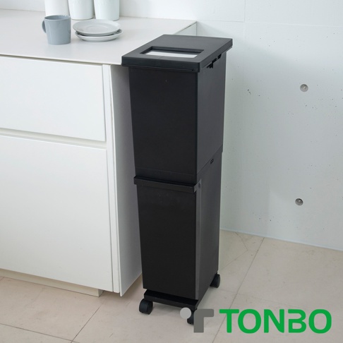 黑色雙層分類垃圾桶，頂部有開口，底部有四個輪子，可移動。