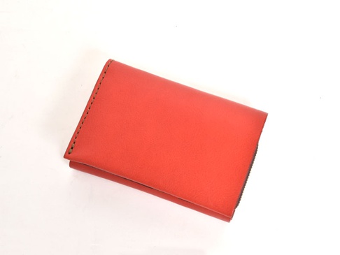 職人手作皮革中型雙折短夾 (WS-10)，紅色皮革材質，雙折設計，邊緣有縫線。
