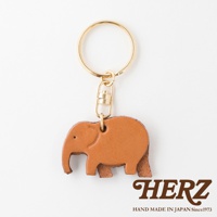 職人手作皮革大象造型鑰匙圈，採用棕色皮革製作，搭配金色金屬掛環與吊飾。