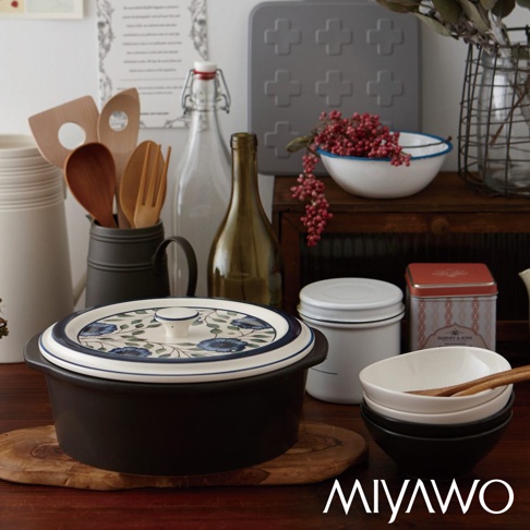 藍彩富貴菊圖案的陶土湯鍋，鍋身深黑色，鍋蓋為白色，飾有藍色花朵與綠色葉子圖案，搭配藍色邊緣，鍋蓋中央有白色把手。