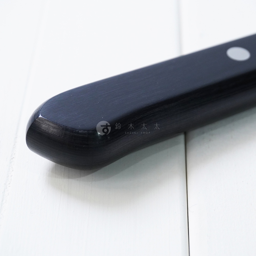 燕三條 VG-10 不鏽鋼三德刀 16.5cm，黑色刀柄特寫，刀柄材質為木製，帶有細緻紋理。