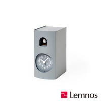 霧灰色書本造型布穀鳥報時鐘，設有可開合小門，整點時布穀鳥會探頭報時，正面有圓形時鐘盤，顯示時間。