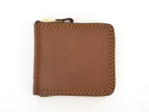 棕色皮革製短夾，採用全包式拉鍊設計，附有金色拉鍊頭及黑色拉環，邊緣車縫線為深棕色。