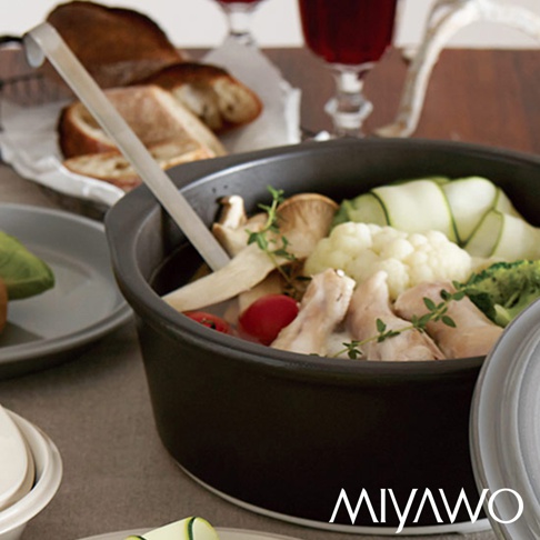 IH系列7號陶土湯鍋，漸層可可黑，鍋內盛有雞肉、香菇、花椰菜、櫛瓜等食材，湯鍋附有銀色湯勺，整體呈現精緻的餐桌氛圍。