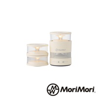 兩件式奶油色圓筒形音響，其中一件較高，兩件皆有透明圓頂，頂部有燈光，較高的音響底部有網狀喇叭和控制按鈕。