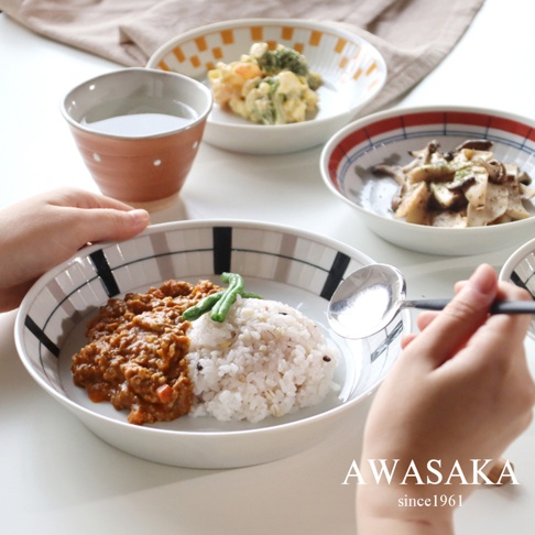 Antico Line 西歐復古主食料理盤，白色陶瓷碗內盛有咖哩飯，碗邊緣有黑白條紋和灰色線條裝飾。另有兩個裝有餐點的盤子和一個裝有水的杯子。