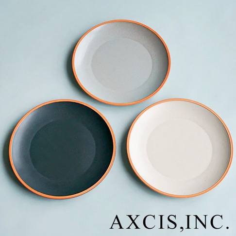 PURE 素燒百搭陶瓷主菜盤，展示灰色、炭黑色和米白色三款，均帶有橘色陶瓷邊緣，呈現簡約設計。