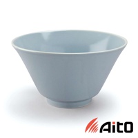 淺藍色美濃燒簡約釉彩深碗，陶瓷材質，碗身外側呈錐形向外擴展，底部有穩固的圓形座。