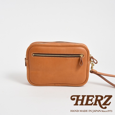 棕色皮革手提包，具有可拆卸扣環和拉鍊開合。