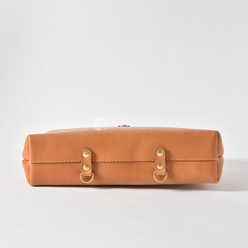 職人手作皮革軟式杜勒斯三用背包BJ-16，淺棕色皮革，帶有兩條車縫線裝飾，兩側各有一組金色金屬扣與D型環。
