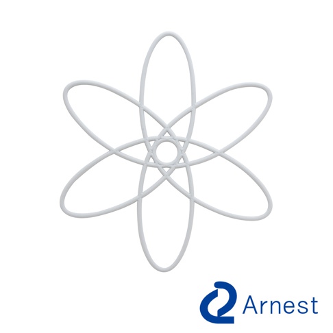 白色花朵造型鍋具防刮保護墊，由多條光滑的白色線條彎曲而成，中心為圓形，外圍有五個花瓣狀的弧形，整體呈現立體感，底部有藍色Arnest品牌標誌。