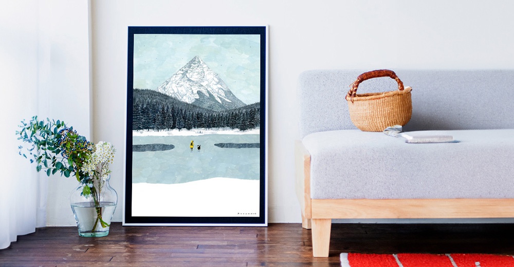 無框帆布藝術海報，描繪一座雪山、一片結冰的湖泊，湖上有兩人身影，背景為茂密的松樹林，整體色調以藍、白、綠為主，風格簡約。