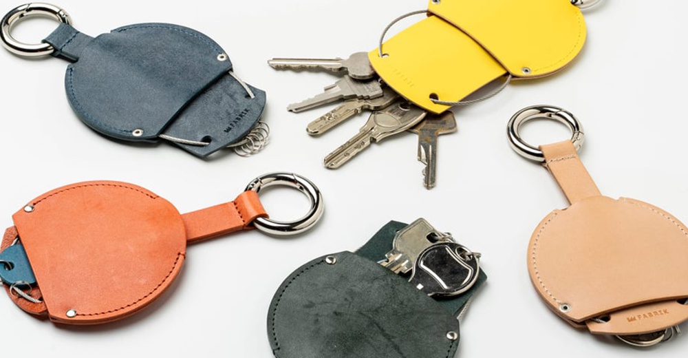 模式B： 皮革製圓型鑰匙收納包，有多種顏色，包含黃色、藍色、橘色、綠色和原色，每個收納包都附有金屬掛環，並可收納多把鑰匙。