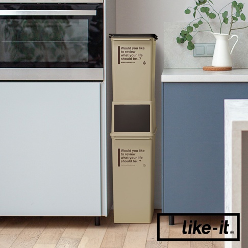 兩個堆疊的淺米色掀蓋式高版垃圾桶，每個上面印有黑色文字「Would you like to review what your life should be...?」。