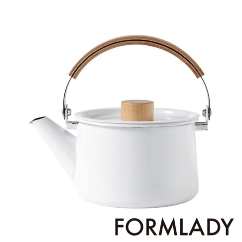 白色琺瑯茶壺，配有天然原木提把與壺蓋頂珠，簡約日式設計。