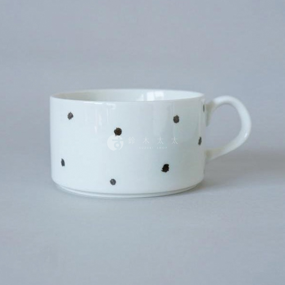 白色美濃燒手繪馬克杯，杯身佈滿深褐色圓點圖案，帶有圓形手把。