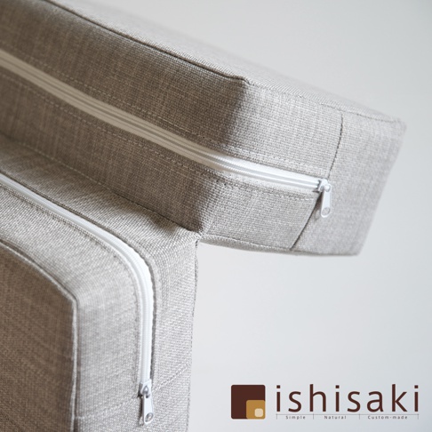 淺灰色布面可折疊寵物樓梯，帶有白色拉鍊，展示了樓梯的材質細節與縫線。