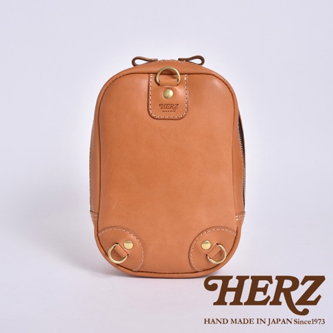 HERZ 標誌的棕褐色皮革立體運動斜背包，日本手工製作