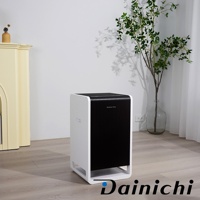 白色機身搭配黑色條紋面板的 HYBRID 混合式空氣清淨機，置於淺色木質地板上，前方有品牌 Logo。