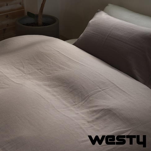 淺褐色雙人被套，雙層紗材質，表面有自然褶皺，搭配同色系枕頭，展現簡約舒適的寢室氛圍。