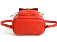 職人手作皮革經典迷你後背包，鮮紅色皮革，圓潤的底部，抽繩束口設計，配有金屬扣環的翻蓋，以及一對細長的皮革背帶。