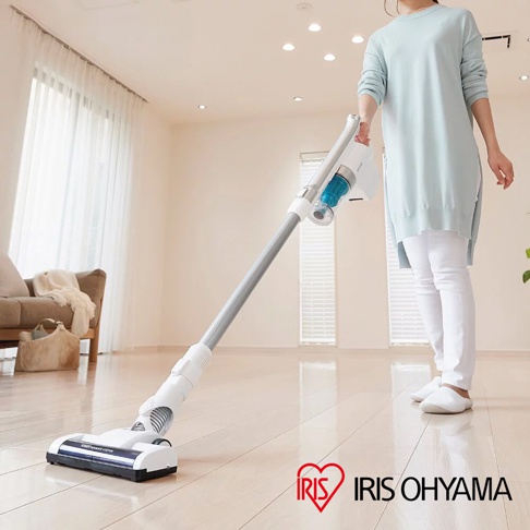 白色與銀色氣旋式超輕量無線手持吸塵器，配有藍色集塵筒，於明亮的木質地板上使用。