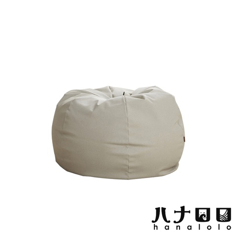 淺灰色皮革懶骨頭沙發，圓潤飽滿，表面有自然褶皺，側邊有品牌標誌。