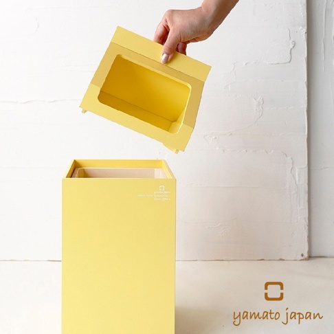 MIL.CW 北歐風格黃色木製垃圾桶，7.8L 容量，展示其大開口設計，內嵌另一層垃圾袋。