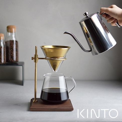 SCS經典玻璃咖啡下壺600ml，設有金色濾杯架，可過濾咖啡液至透明玻璃咖啡壺，配有木質底座，上方為手持不鏽鋼細嘴手沖壺。
