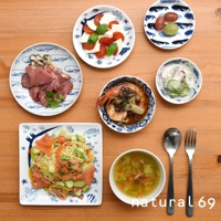 cocomarine方形餐盤，白色陶瓷，印有藍色鯨魚圖案，盛裝著煙燻鮭魚、酪梨義大利麵。