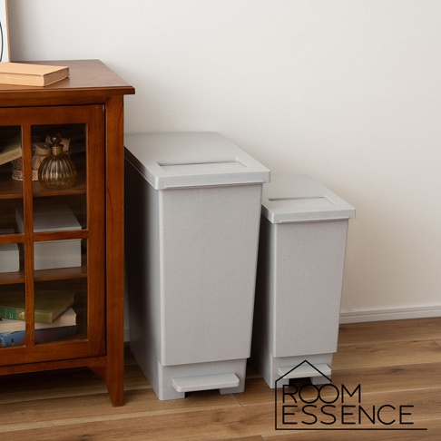 兩個淺灰色附蓋簡約垃圾桶，一個較高，一個較矮，均配有腳踏板，放置於木質地板旁。