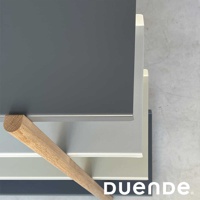 MARGE SHELF 4 四層置物架，展示深灰色、淺灰色、米白色與深藍色層板，搭配一個木質支架。