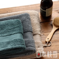 三條今治匹馬棉浴巾，依序為湖水綠、淺灰、米白，質地蓬鬆柔軟，毛圈細緻。