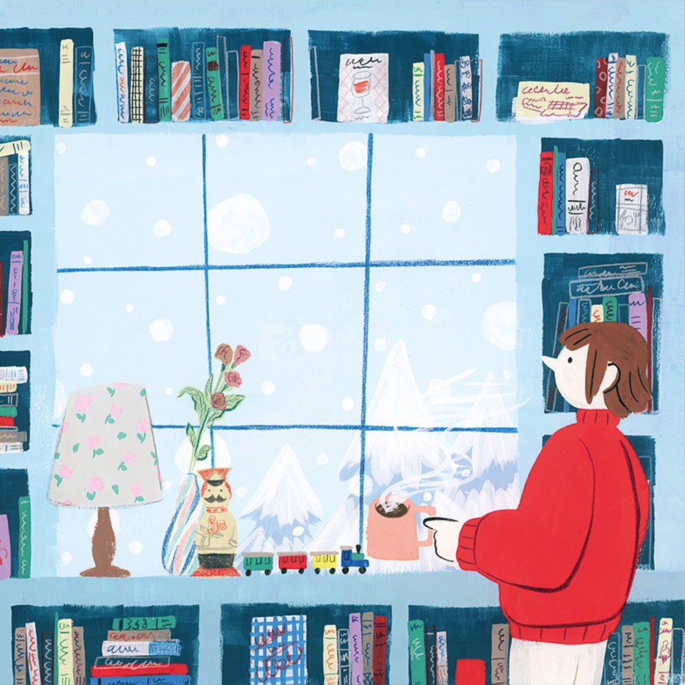 無框帆布藝術海報，描繪一幅冬日室內景象：一女子身穿紅色毛衣，看向窗外飄雪的山景。窗邊擺放著一盞印有粉色花朵圖案的燈、一個花瓶插著玫瑰、一個玩具士兵，以及一列彩色小火車。背景是藍色調的書架，擺滿各種書籍。