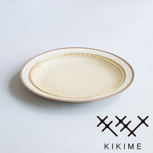 美濃燒瀝油餐盤，盤身為淺米色陶瓷，邊緣帶有淺棕色線條，中央置有金色菱形網格瀝油架。