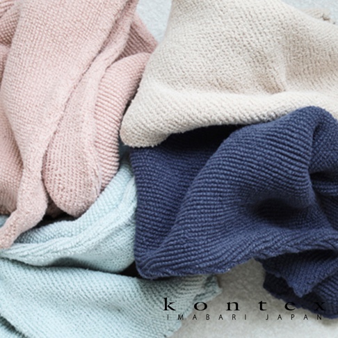 今治萬用彈性枕套，共有四種顏色：粉紅色、米白色、海軍藍和淺藍色。材質觸感柔軟，具備良好的彈性，表面呈現細緻的織紋。