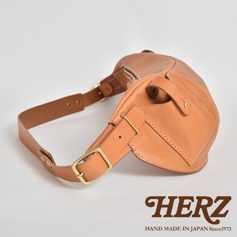 HERZ 職人手作皮革斜背包，駝色 Stare 皮革，附有銅質五金和可調節的皮帶