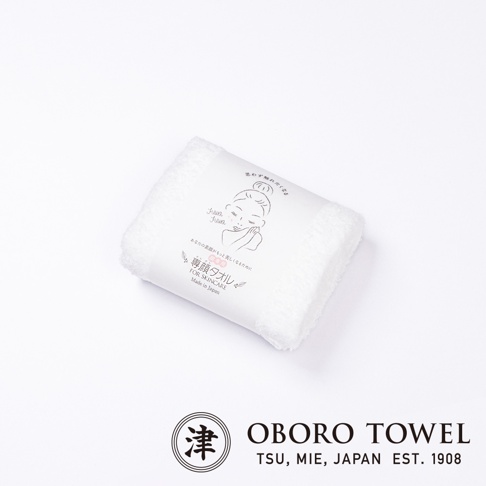 白色柔軟的專顏洗臉毛巾，表面有細緻絨毛，包裝紙上印有日文、英文「FOR SKINCARE」及女性臉部插圖。