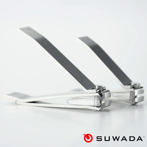 兩把呈現金屬光澤的 SUWADA 日本職人可折疊式指甲剪並排擺放，以側視角度展示其精密的金屬結構，右下方標註有紅色圓形圖標與 SUWADA 品牌名稱。