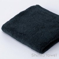 深藍色匹馬棉浴巾，質地柔軟，毛圈豐厚，呈現立體紋理。