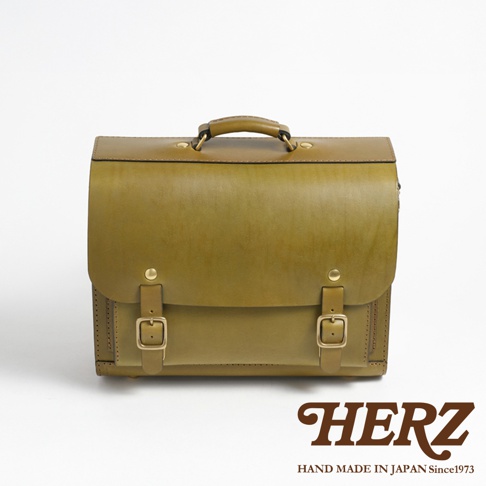 職人手作皮革橫式書包，橄欖綠色，配有黃銅釦環和提把，HERZ HAND MADE IN JAPAN Since1973