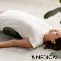 深綠色U型搖搖枕，放置於平躺的女性身下，支撐其腰部。枕頭為織物材質，表面有紋理，形狀呈弧形。