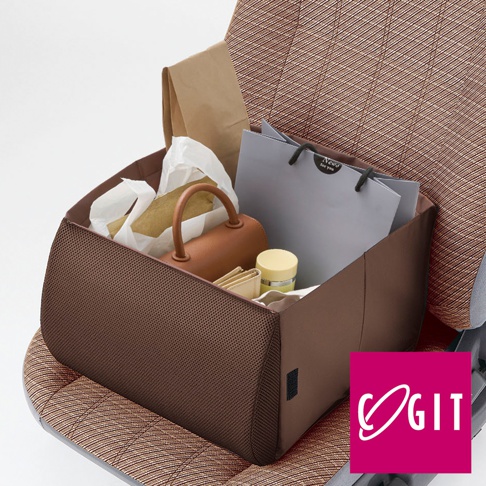 棕色網狀材質的車內收納箱，內有棕色小手提包、錢包、化妝品罐，以及紙袋和灰色禮品袋。