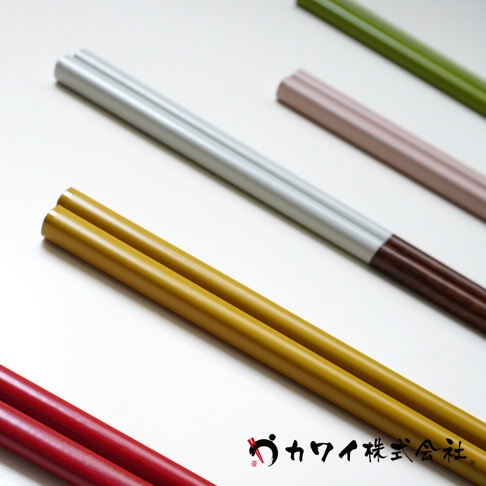 現代原彩五色木筷組合，包含黃色、銀色、粉色、綠色和紅色筷子，部分筷子有木質紋理點綴，設計簡約。