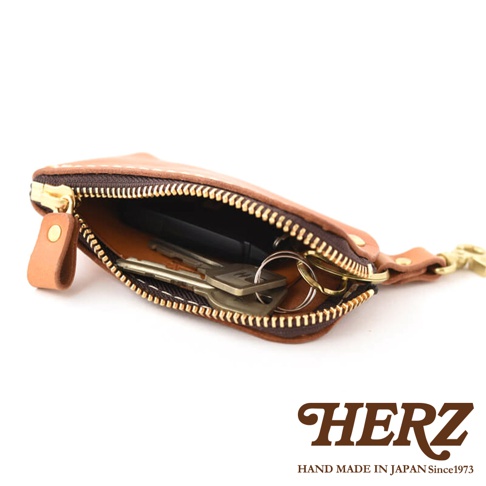 職人手作皮革鑰匙包 KE-3，淺棕色皮革，拉鍊半開，內有數支鑰匙和鑰匙圈，附有金屬掛鉤。