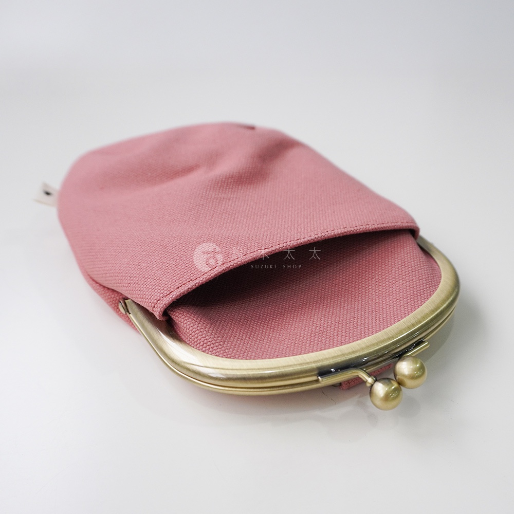 京都職人手作純棉帆布腰掛口金包，粉紅色，金色球形扣環，露出內部。