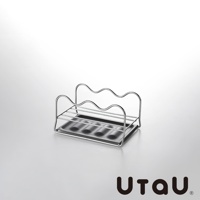 銀色不鏽鋼材質的萬用瀝水支架，帶有波浪形上層支架，下方為帶有凹槽的黑色瀝水盤，可收納多樣廚房用品。